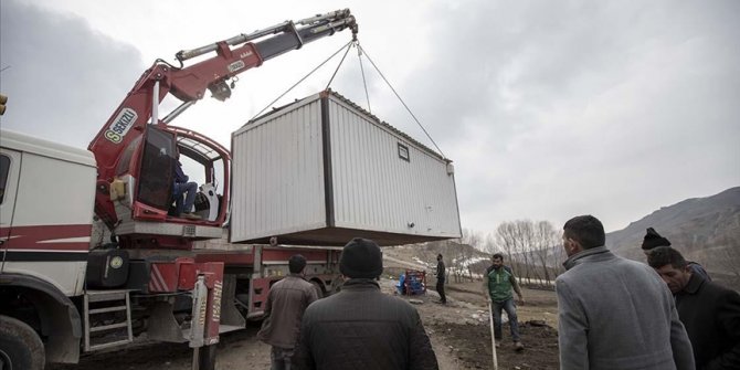 Erzurum'daki depremde evleri hasar görenlere konteyner ulaştırıldı