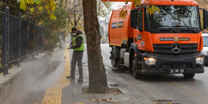 Yollara dökülen yapraklar temizlik ekipleri tarafından temizleniyor