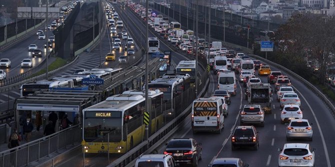 İstanbul'da ara tatilin ardından ilk iş gününde trafik yoğunluğu yaşanıyor