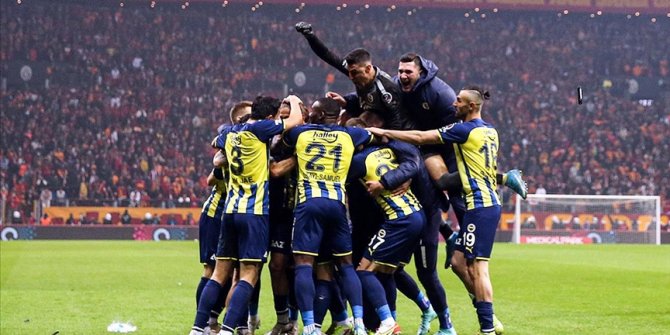 Fenerbahçe'de kötü hava Galatasaray galibiyetiyle dağıldı