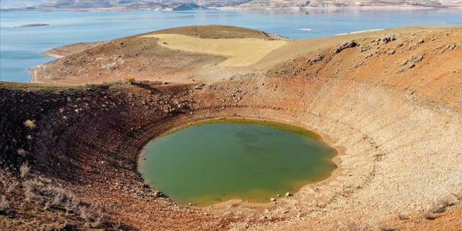 Keban Baraj Gölü'nde suların çekilmesiyle dev obruk ortaya çıktı