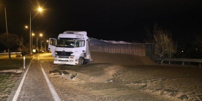 Afyonkarahisar'da alkollü TIR şoförü kaza yaptı, yol trafiğe kapandı