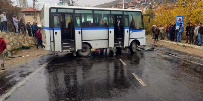 Manisa'da işçi servis midibüsü kamyona çarptı: 7 yaralı