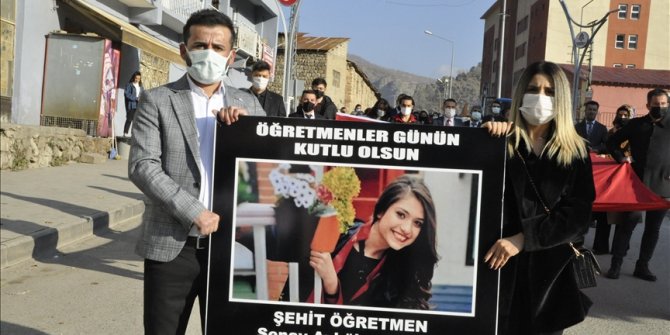 Hakkari'de öğretmenler şehit meslektaşları için yürüdü