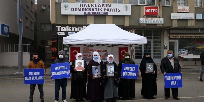 Muş'ta çocukları PKK'lı teröristlerce kaçırılan aileler HDP önünde eylem yaptı