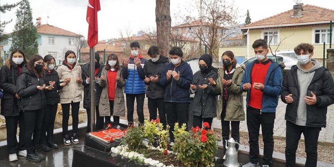 Şehit öğretmen Aybüke Yalçın kabri başında anıldı