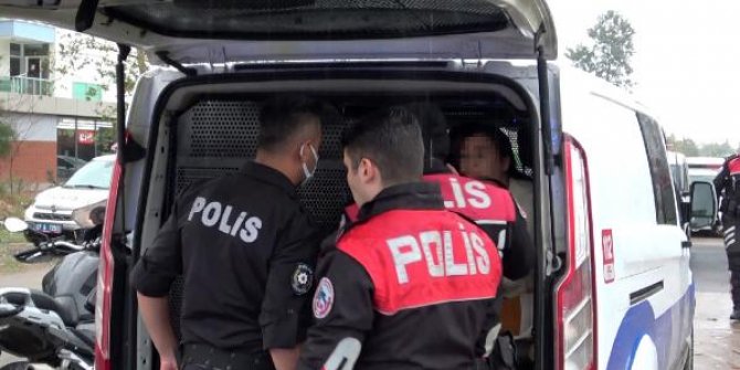 Yakını esrarla yakalandı, polis otosunun camını kırdı