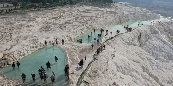 Pamukkale'yi ara tatilde 35 bin kişi gezdi