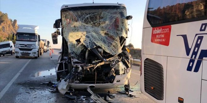 Yolcu otobüsü kaza yapan tırlara çarptı, hostes öldü, 35 kişi yaralandı