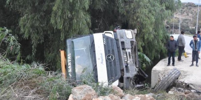 Bodrum'da hafriyat kamyonu dere yatağına yuvarlandı