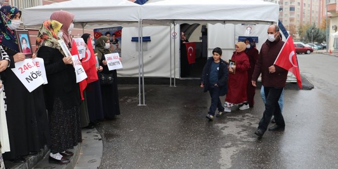 Diyarbakır annelerinin evlat nöbetine bir aile daha katıldı