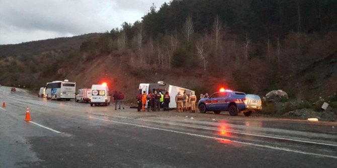 Erzincan'da yolcu otobüsü devrildi! Çok sayıda yaralı var