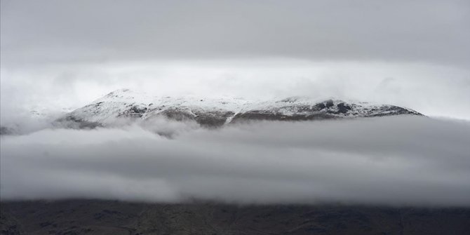 Tunceli'deki Munzur Dağları sis bulutlarıyla kaplandı