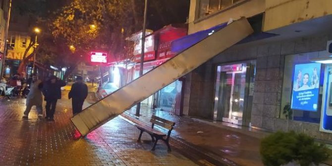 Gelibolu'da lodos çatı uçurdu, ağaçları devirdi