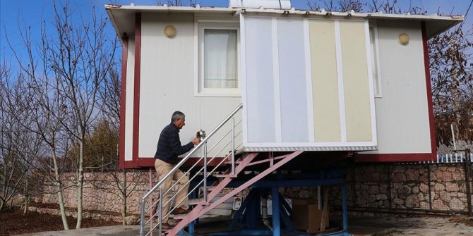 Misafirlerini kendi tasarladığı 'dönen ev'de ağırlıyor