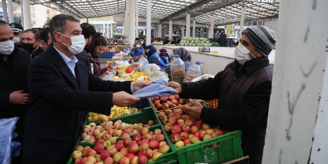 Başkan Şimşek Pazarcı Esnafına İş Gömleği Dağıttı