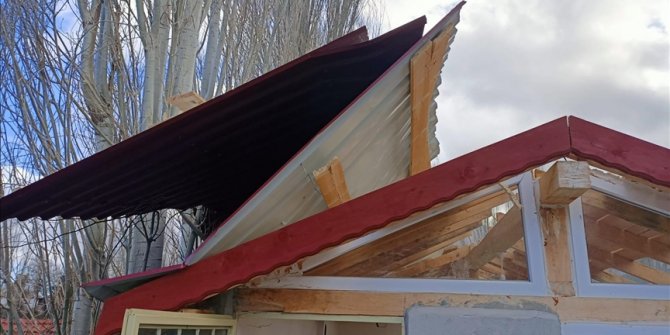Konya'da şiddetli lodos ev ve iş yerlerinin çatısını uçurdu