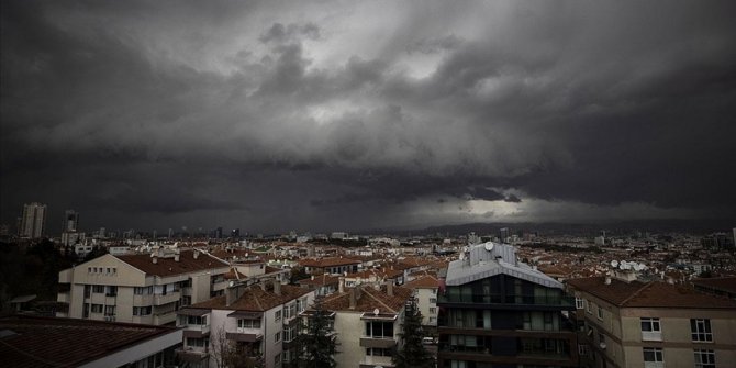 Başkentte kuvvetli fırtına hayatı olumsuz etkiledi