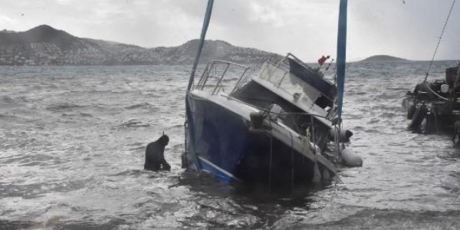 Bodrum'da fırtına: 1 tekne karaya oturdu, iskeleler yerinden söküldü