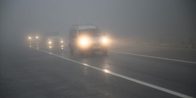 Bolu Dağı'nda sis ve karla karışık yağmur etkili oluyor