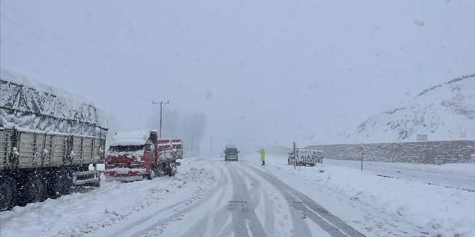 Bayburt-Erzurum kara yolunda Kop Dağı Geçidi'nde ulaşım durdu
