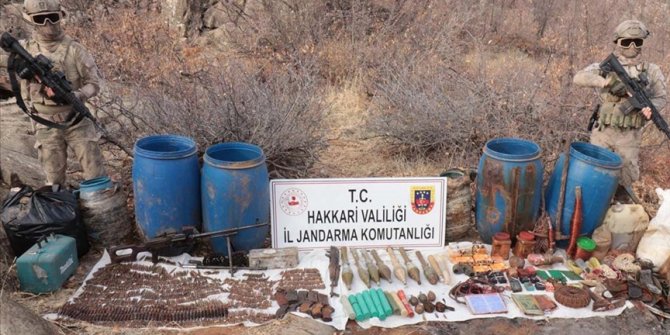 Hakkari'de iki mağarada silah, patlayıcı ve mühimmat ele geçirildi