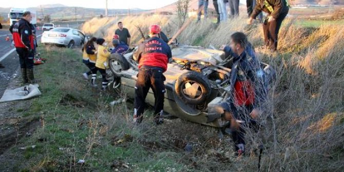 Jandarmayı görüp ani fren yapan otomobilin ehliyetsiz sürücüsü kazaya neden oldu