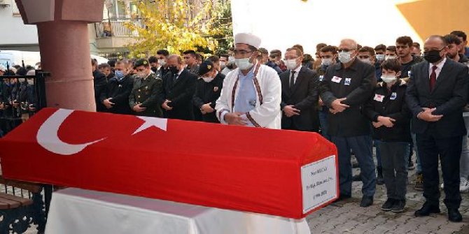 Denizde ölü bulunan astsubay son yolculuğuna uğurlandı