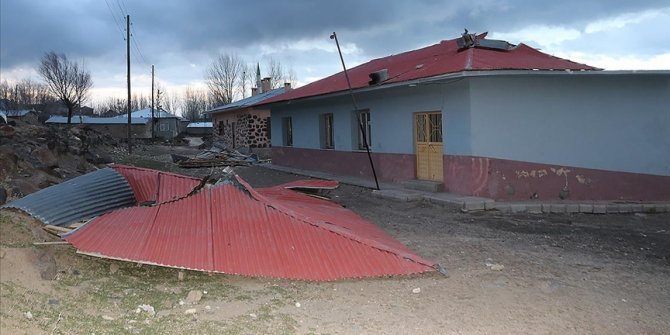 Van'da şiddetli rüzgar okulun çatısını uçurdu