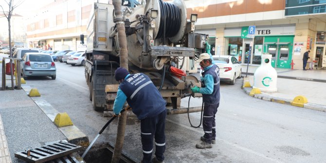 Çankırı’da tıkanan yağmur suyu hatları ve mazgallar temizleniyor