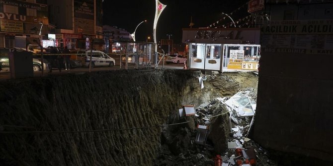 Ankara'da bir inşaatın temel kazısı çökünce yan binadaki dükkanda da çökme oluştu