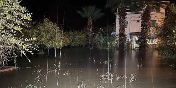 Bodrum ve Marmaris'te sağanak nedeniyle evleri su bastı, kaya parçaları yolları kapattı