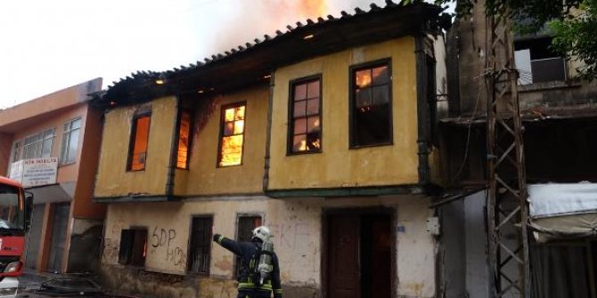 250 yıllık bina alev alev alev yandı; bir kadın pencereden atladı