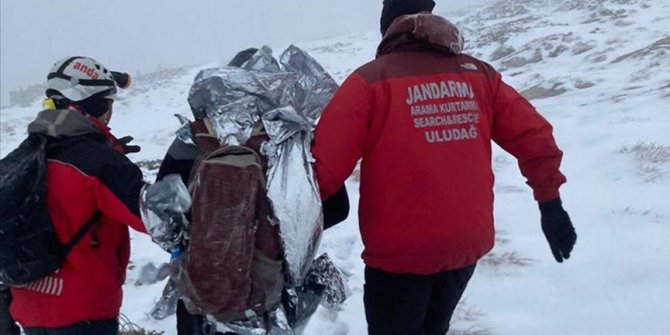 Uludağ'da zirveye doğru yürüyüşe çıkarken mahsur kalan 3 kişiye ulaşıldı