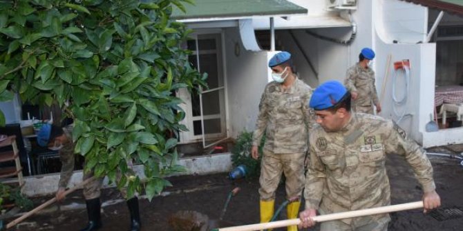 Marmaris'te jandarma, sel mağdurlarının ev ve bahçelerini temizledi