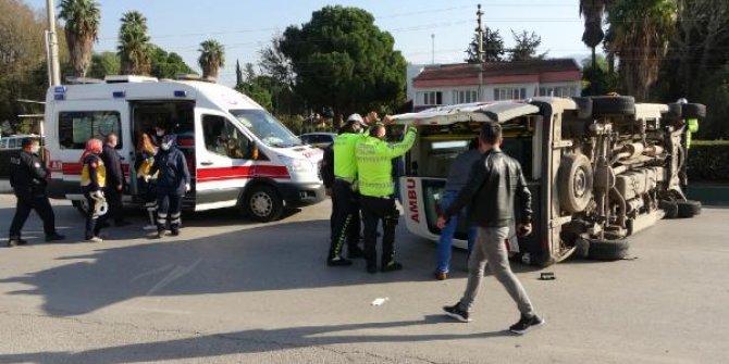 Osmaniye'de yaralı taşıyan ambulans devrildi; 3'ü sağlık çalışanı 4 yaralı