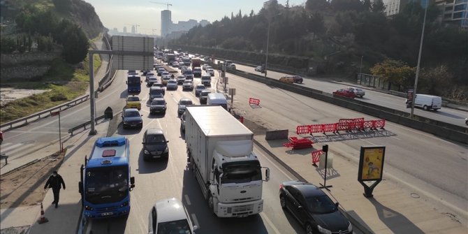 Maltepe'de D-100 kara yolu kavşak projesi nedeniyle geçici olarak kapatıldı