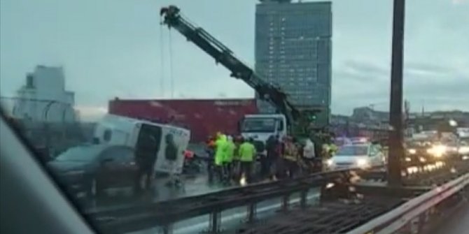 Bağcılar'da kontrolden çıkıp devrilen cezaevi aracı viyadükte asılı kaldı