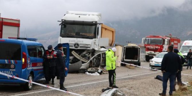 Şerit ihlali yapan otomobil ile TIR çarpıştı: 1 ölü