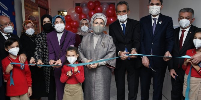 Emine Erdoğan'dan öğrencilere çifte müjde