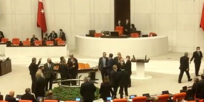 Meclis'te 'el hareketi' ve 'küfür' gerginliği