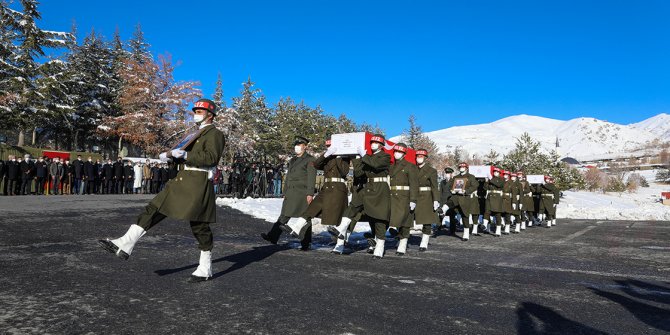 Hakkari'de şehit askerler için tören düzenlendi