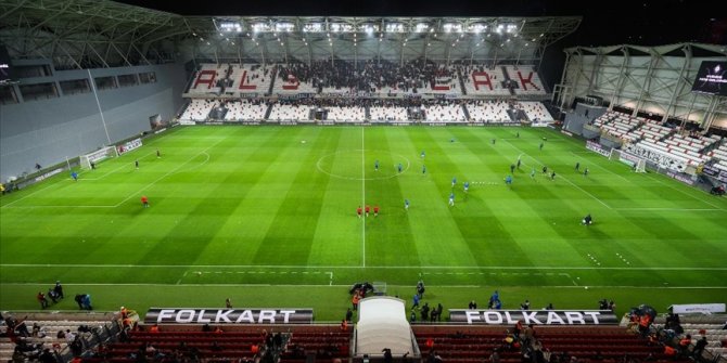 Alsancak Mustafa Denizli Stadı futbolseverlerle tekrar buluştu