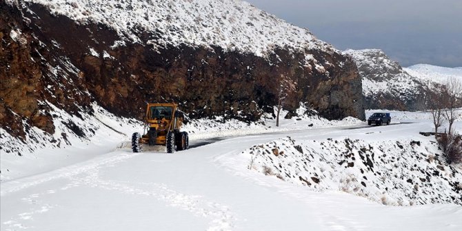 Muş'ta kardan kapanan köy ve mezra yolları açıldı