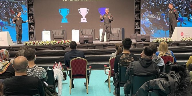 SOLOTÜRK ekibi 'Devlet Teşvikleri Tanıtım Günleri'nde gençlerle buluştu