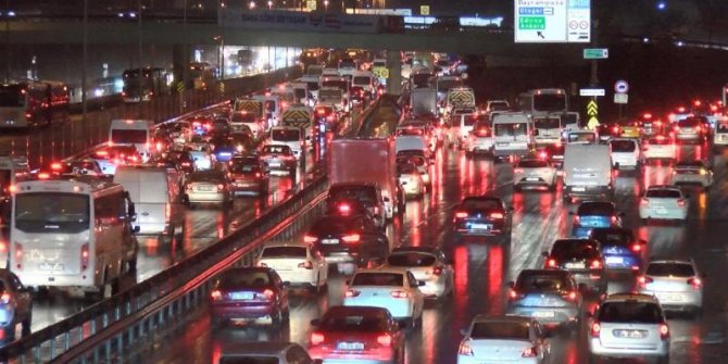 İstanbul'da trafik kilit! Yoğunluk yüzde 76 oldu