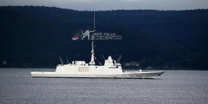 Fransız askeri gemisi Çanakkale Boğazı'ndan geçti
