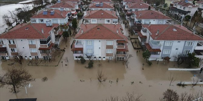 Edirne'de şiddetli yağış nedeniyle Gülçavuş-Sultaniçi sahil yolu ulaşıma kapatıldı