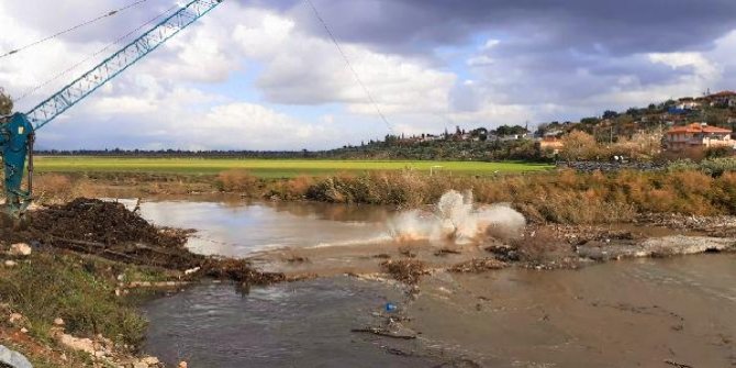 Balık ölümlerinin yaşandığı Menderes Nehri molozlardan temizlendi