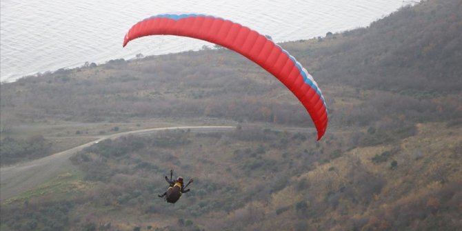 Uçmakdere kışın da paraşüt tutkunlarını ağırlıyor